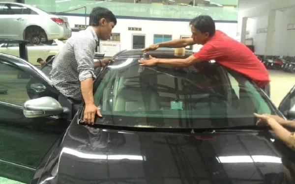 Dịch vụ thay kính chắn gió xe KIA Koup tận nhà